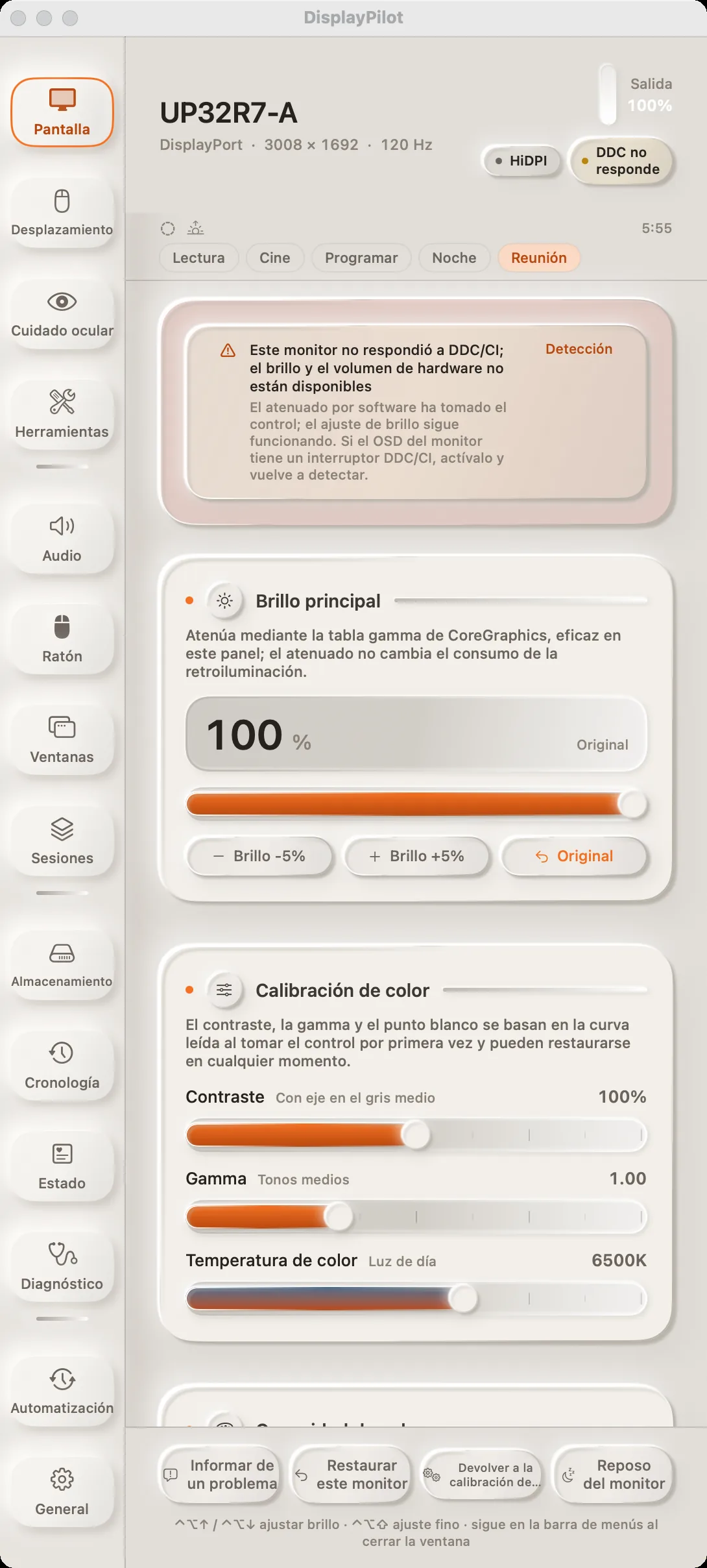 La mitad inferior del panel «Pantalla»: los controles de contraste, gamma y temperatura de color de la calibración, y la cobertura de gamut leída del EDID.